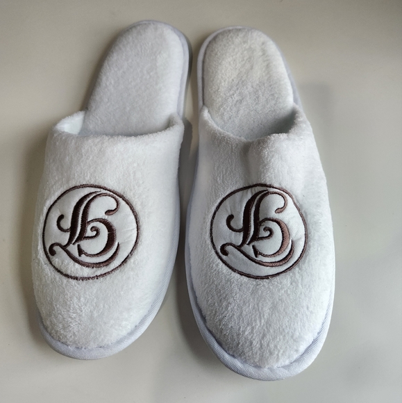 Disney Grand Floridian Resort & Spa White Slippers with GF Logo NEW - Picture 2 of 6